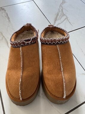 Cozy Slip-On Shearling-Lined Shoes - Tan